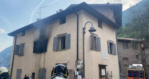 Fraveggio, estratto dalla stanza in fiamme: in gravi condizioni un cinquantenne