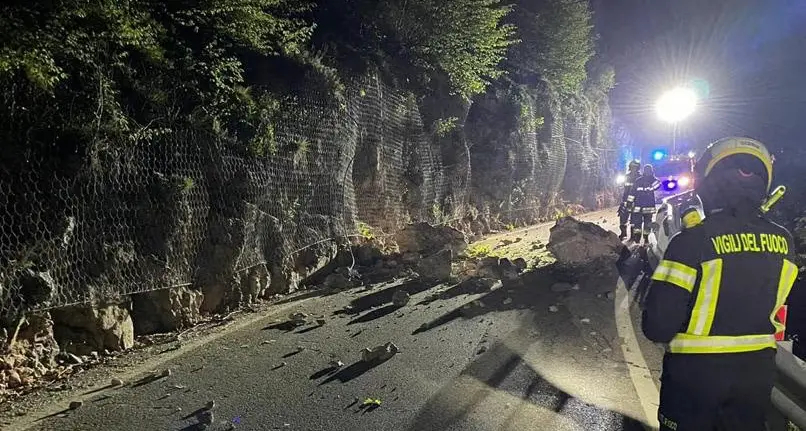 Nella notte cadono massi sulla strada per Ranzo: transito interdetto, verifiche in corso