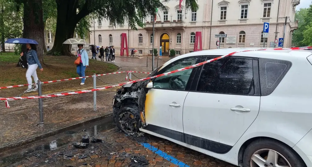 Piazza Dante, auto in fiamme nella notte davanti al palazzo della Regione