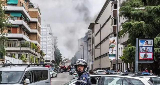 Esplosione e incendio in centro a Milano: edifici evacuati, nuvola nera in città