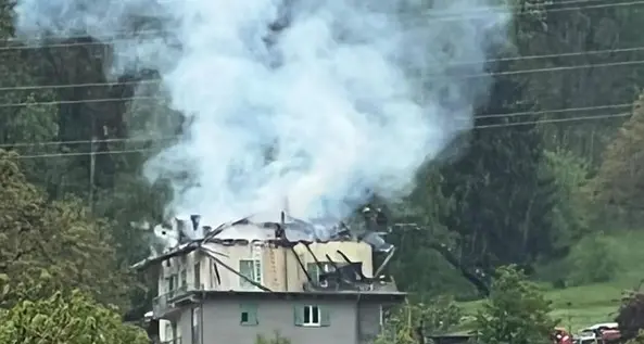 Pauroso incendio distrugge il tetto di una casa a Commezzadura