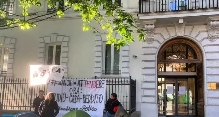 Costi insostenibili per la casa, si allarga la protesta degli studenti. La ministra Bernini: \"Useremo gli immobili inutilizzati\"