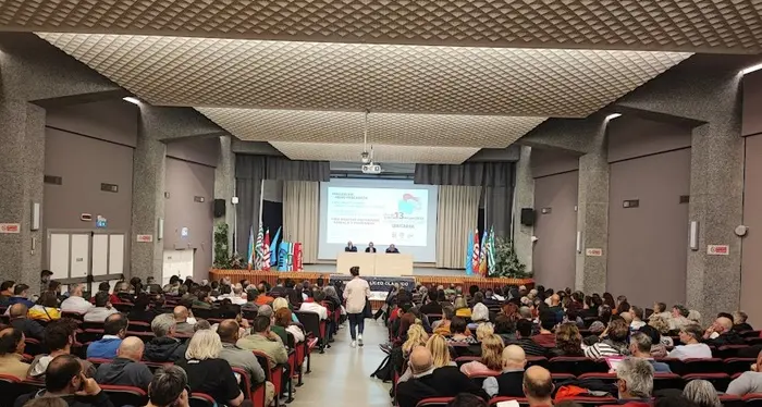 Salari da adeguare all'inflazione e altre mosse per lavoratori e pensionati: il pressing dei sindacati