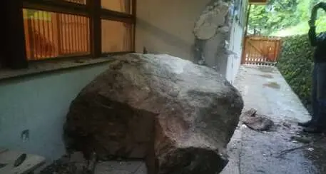 Smottamento a Vandoies: un grande masso precipita e si ferma sul muro di un asilo