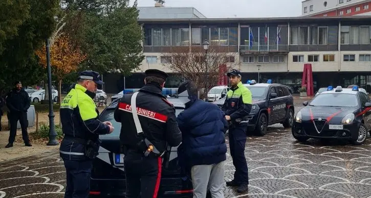Piazza Dante, aggredisce gli agenti che lo fermano mentre cede eroina a una minorenne: in carcere un 35enne