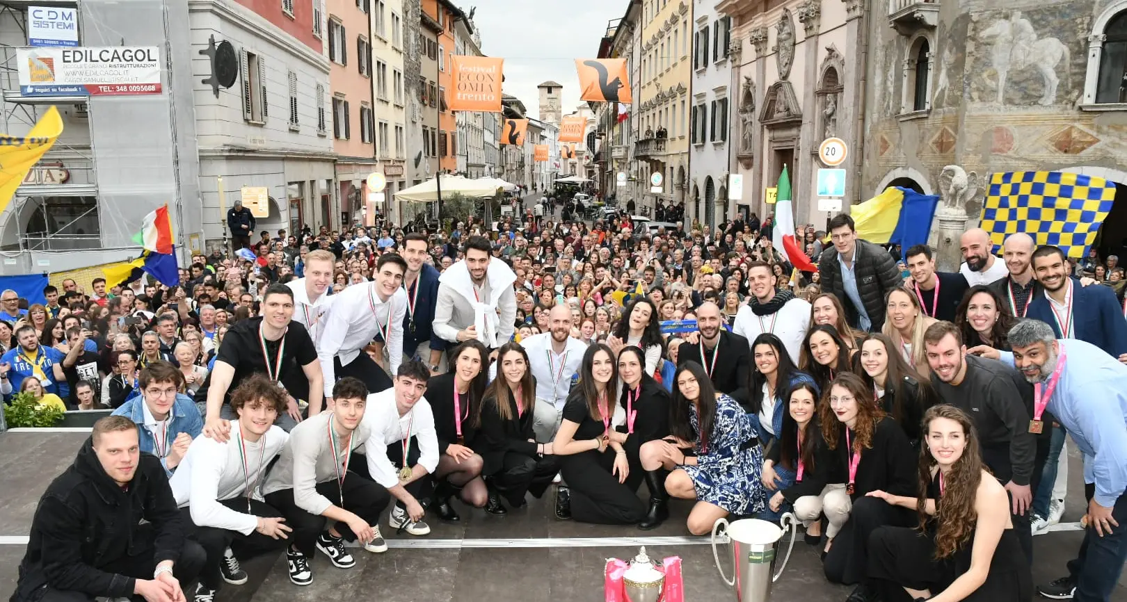 Festa e bagno di folla in piazza Duomo per i campioni d'Italia e le neopromosse in seria A1