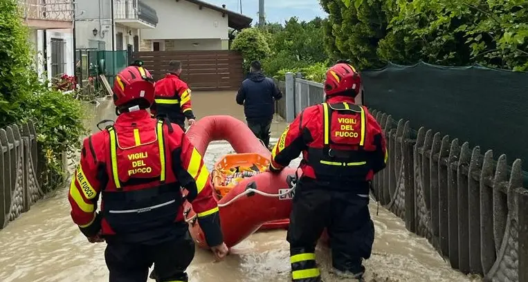 I soccorritori trentini in Emilia Romagna, a Lugo e dintorni nelle case a portare generi di prima necessità