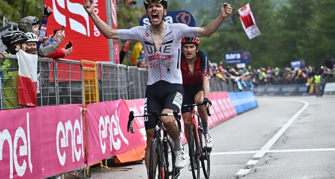 Sul Bondone il trionfo del portoghese Joao Almeida, Geraint Thomas conquista la maglia rosa