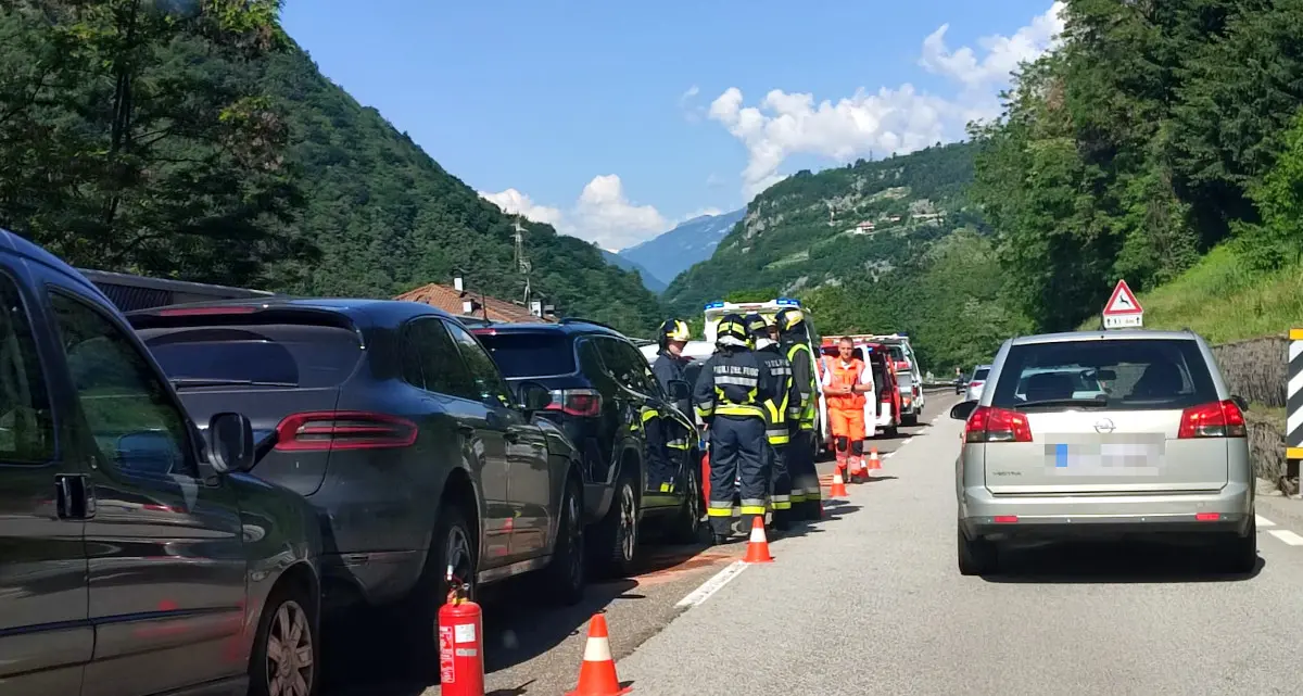 Tamponamento a catena sulla statale 47: tre feriti, disagi per il traffico a Civezzano in direzione Trento