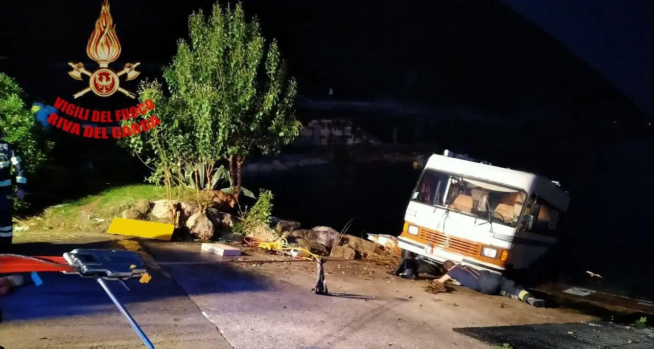 La paurosa bufera su Torbole, un camper finisce nel lago