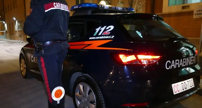 Si schianta contro muro durante un inseguimento dei carabinieri alle porte di Merano