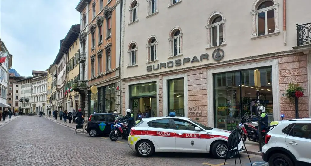 Marito e moglie nei guai: sono accusati di aver rubato la spesa al supermercato