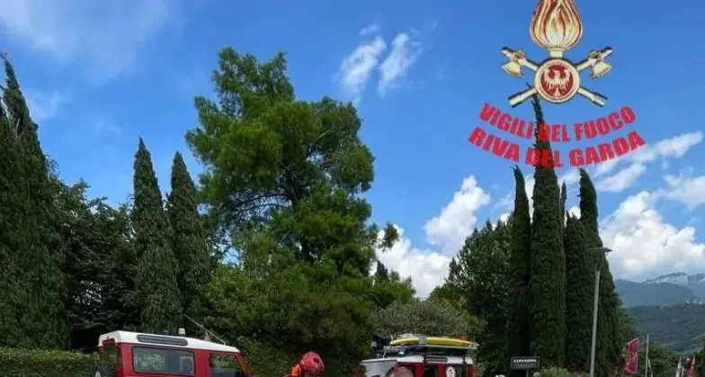 In difficoltà con il windsurf nel lago: intervengono i vigili del fuoco