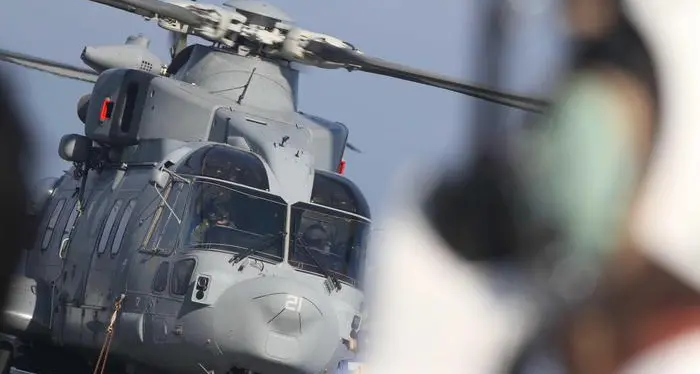 Migranti tentano di dirottare nave turca: blitz delle forze speciali al largo di Napoli
