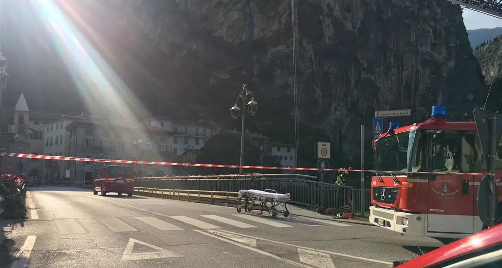 Arco, una persona soccorsa sotto il ponte sul Sarca. Traffico interrotto, sul posto anche l'elicottero