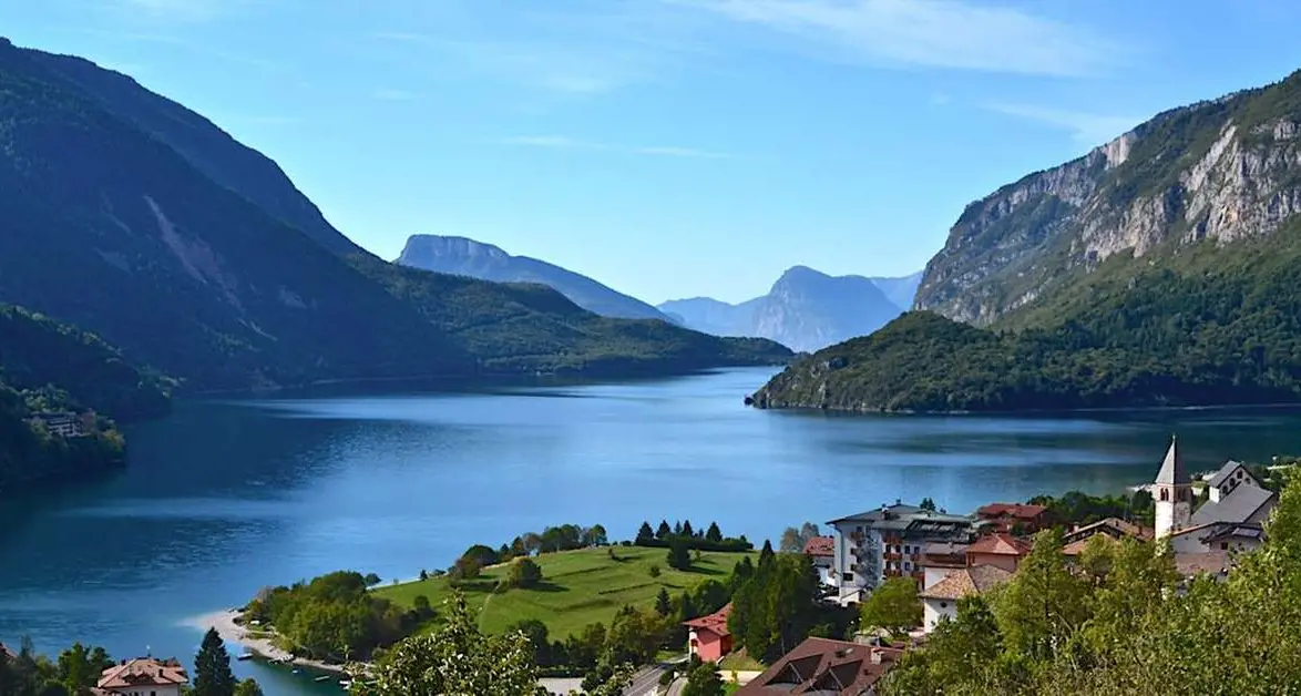 Vele blu per i laghi: al top in classifica c'è Molveno, \"avamposto di una rivoluzione turistica lenta\"