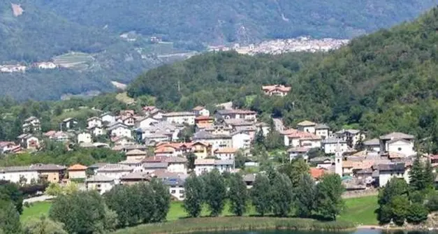 Lago di Lases, giovane si tuffa e non riemerge: recuperato dai sommozzatori e ricoverato in gravissime condizioni