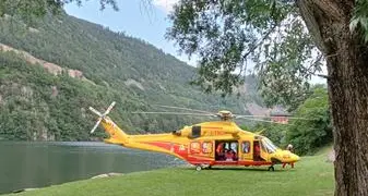 Non ce l'ha fatta il giovane di 31 anni recuperato dalle acque del lago di Lases