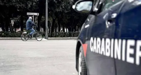 Ricatta l'ex amante con le foto hard per estorcergli denaro: denunciata
