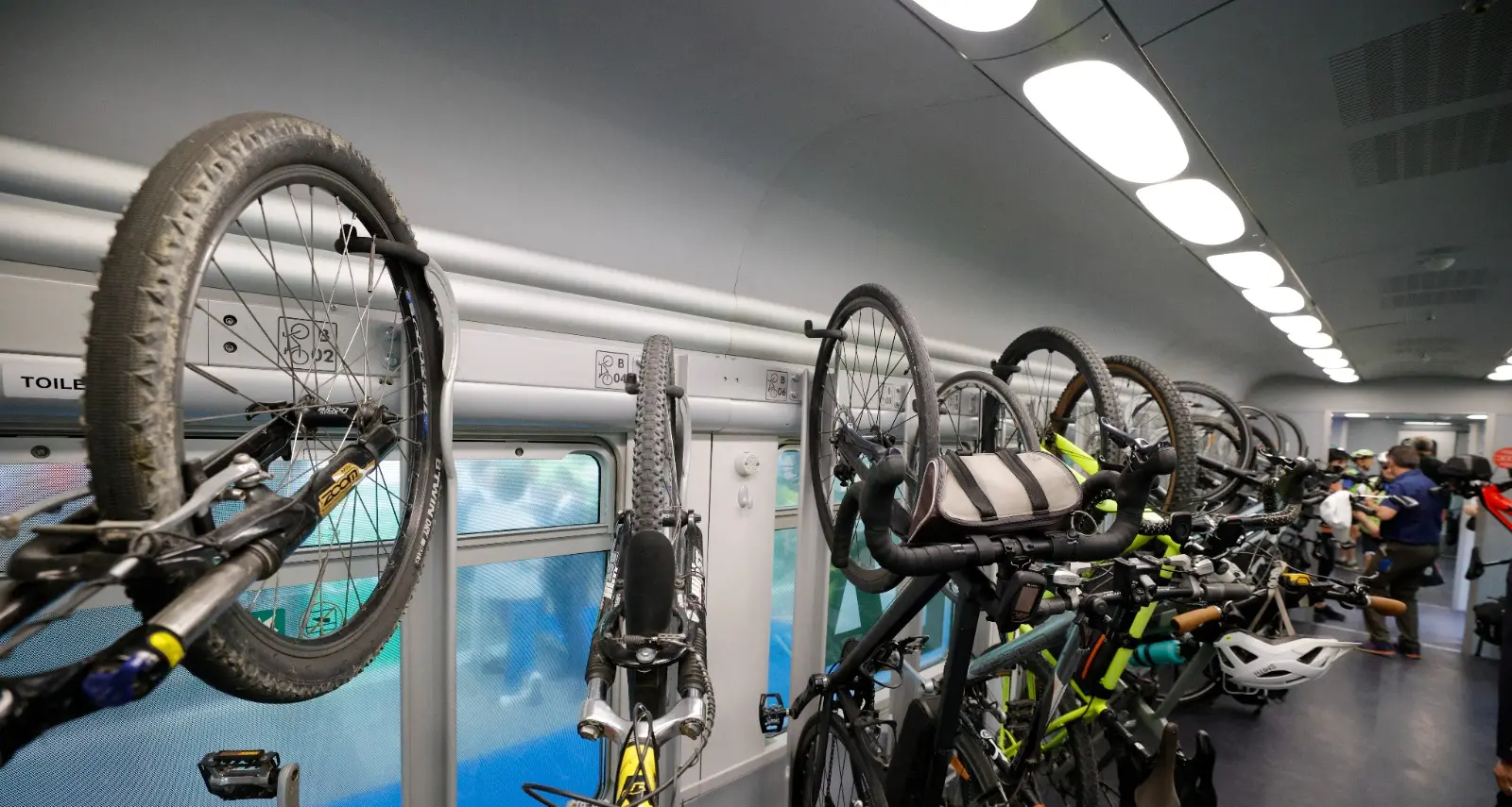 Balzo del cicloturismo: sui treni regionali veloci una carrozza in più solo per le bici