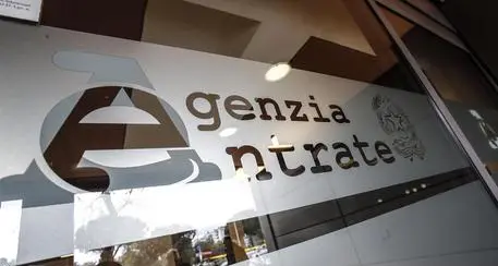 Irpef, trecento milioni di euro dagli stranieri: record di contribuenti nati all'estero