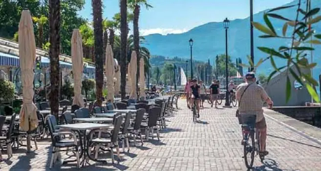 La richiesta: basta con i biker sul lungolago di Riva, creano pericoli tra pedoni e tavolini