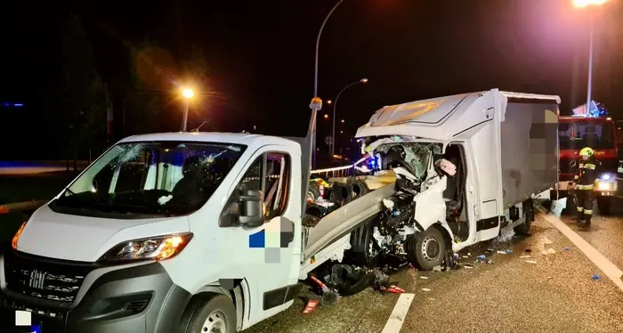 Corriere tampona camioncino di un cantiere in A22: quattro feriti