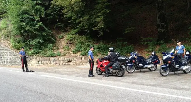 Velocità eccessiva e sorpassi spericolati: motociclisti nel mirino sui passi dolomitici