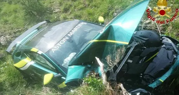 Passo Giau, vola nel dirupo al tornante e distrugge la Aston Martin da duecentomila euro