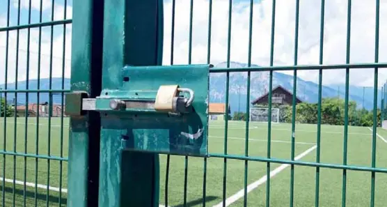 Montevaccino, bimbi e ragazzi privati del campo sportivo dopo il passaggio di gestione dal Comune all'Asis