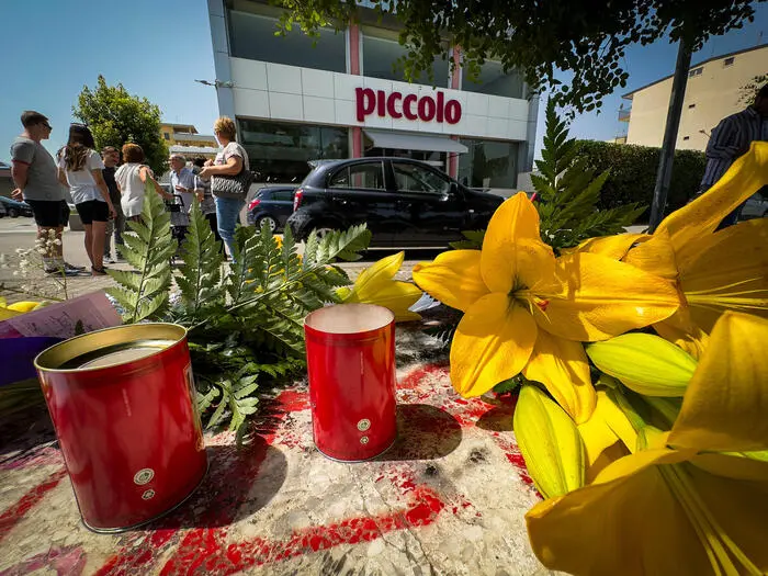 Frederich, l'uomo senza tetto morto ieri per le percosse ricevute a Pomigliano d'Arco, era amato dai residenti della zona, che da stamani stanno lasciando fiori, qualche cero e biglietti sulla panchina antistante il supermercato dove chiedeva l'elemosina. Napoli 20 Giugno 2023. ANSA/CESARE ABBATE/