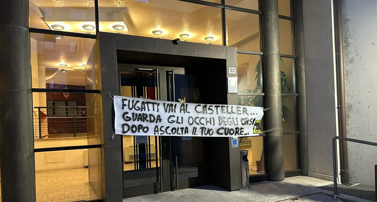 Blitz animalista in Provincia: \"Fugatti, vai al Casteller e guarda gli occhi degli orsi, dopo ascolta il tuo cuore\"