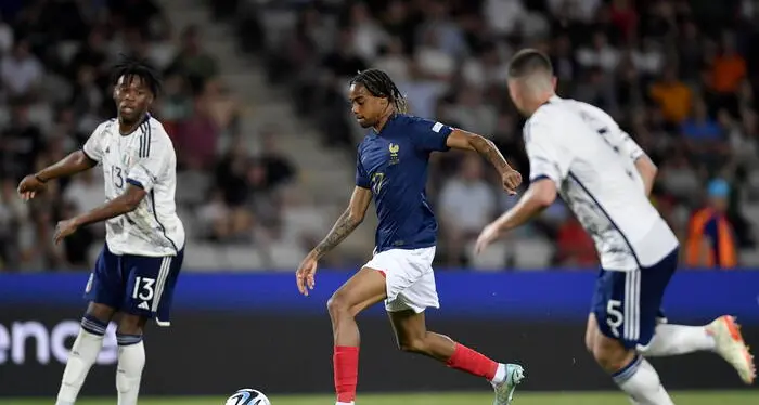 Europeo U21, raffica di sviste arbitrali penalizza l'Italia: vince la Francia 2-1