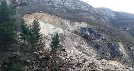 Frana con caduta massi dalla cima dei Colli Alti a Valdaora
