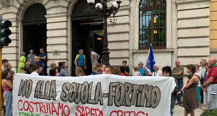 Fridays for future, gli attivisti condannati per l'assemblea nella scuola: udienza rinviata