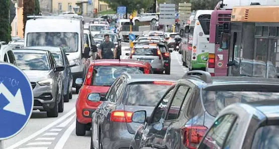 Con l'estate aumentano i cantieri in città e la viabilità va subito in tilt: code e rallentamenti