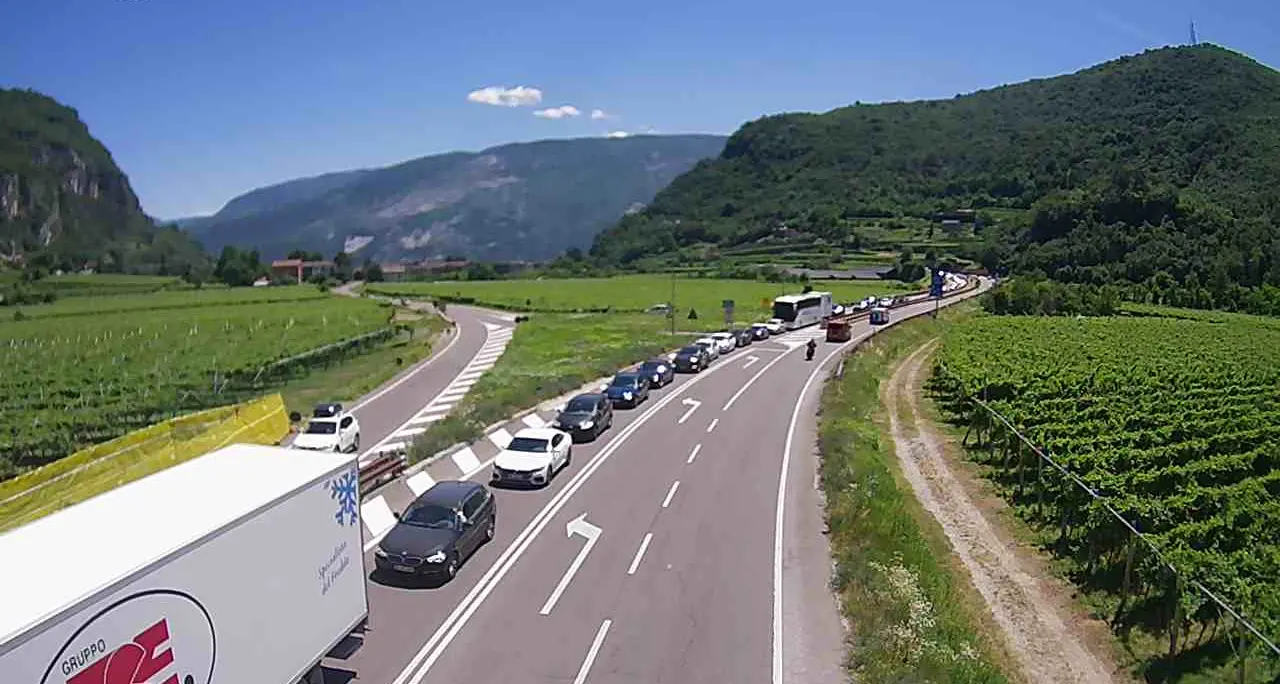 Code anche sulla Gardesana fra Mori e il Garda: traffico intenso e un incidente