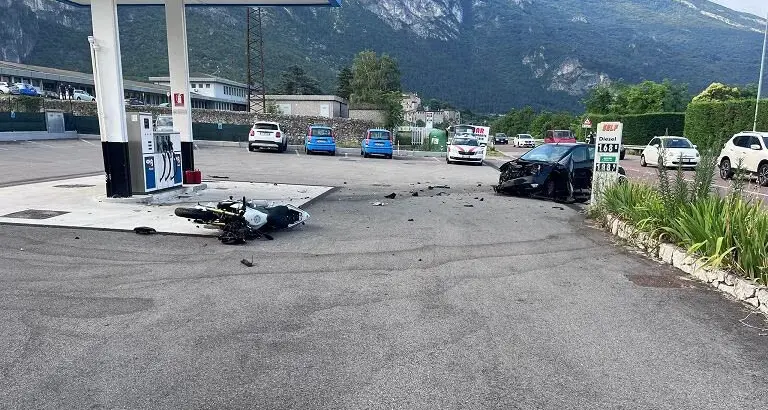 Calliano, scontro fra un'auto e una moto: ferito un trentenne