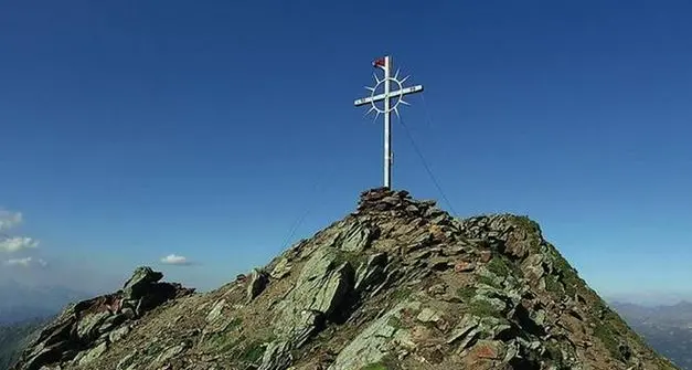 Anche l'Alpenverein dice stop a nuove croci sulle vette: curare e rinnovare le 4 mila presenti sulle Alpi