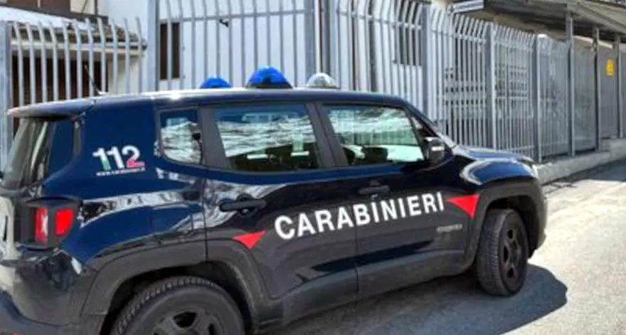 Aggredisce i familiari e i carabinieri: arrestato un giovane di 21 anni