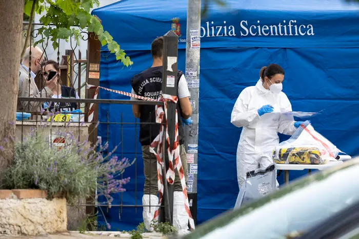 Polizia in via Stefano Borgia dove è stato ritrovato un cadavere di una donna. Roma 28 giugno 2023 ANSA/MASSIMO PERCOSSI