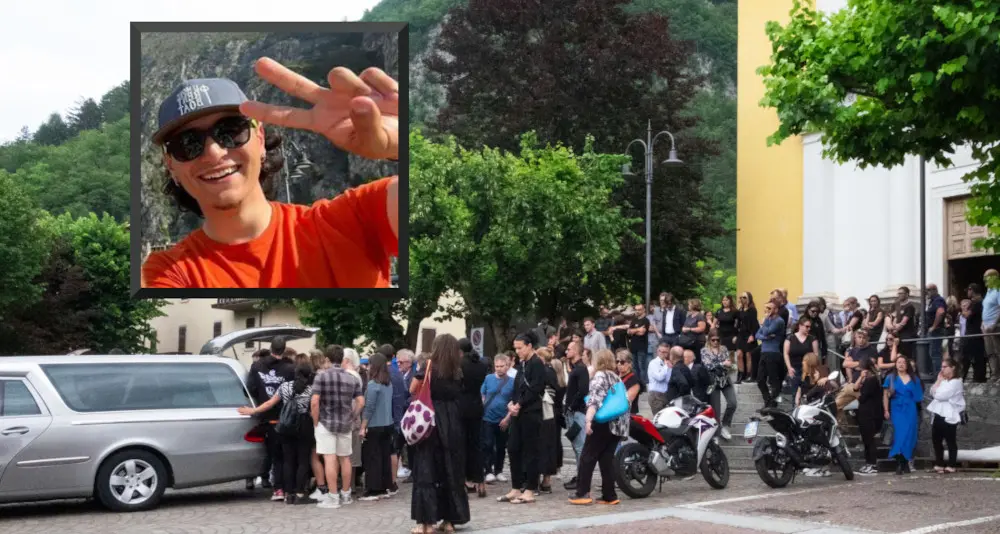 Una folla in lacrime per l'ultimo abbraccio a Federico