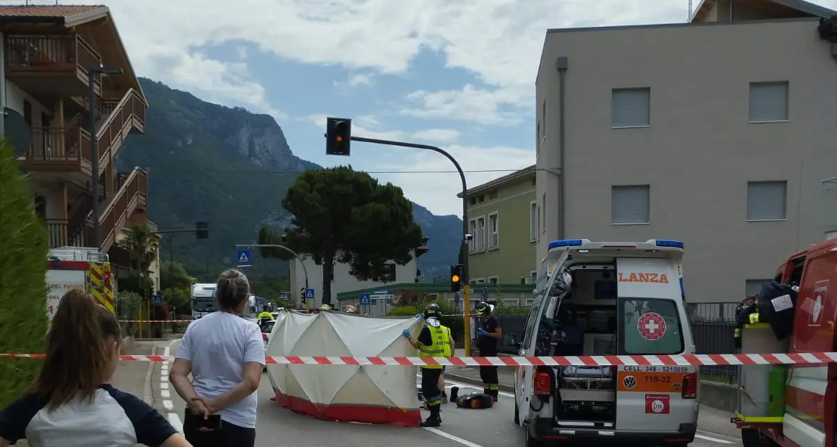 Nago, ragazza cade in moto: ricoverata in codice rosso. Lunghe code verso Loppio e la Busa