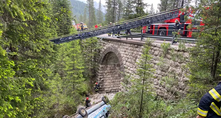 Canazei, pullmino finisce nella scarpata e si ribalta: sette feriti, tutte persone della zona