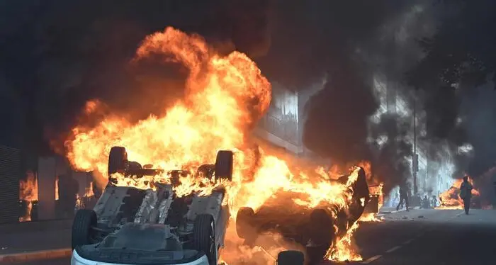 Francia, altra notte ad alta tensione: continua la rivolta delle periferie