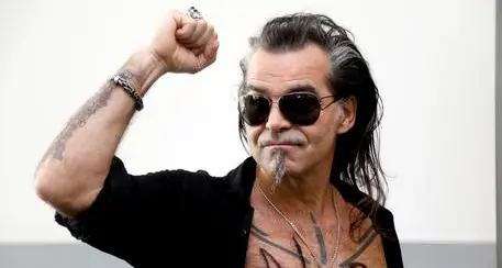Shock acustico dalle cuffie: riposo forzato per Piero Pelù, rinviato il tour