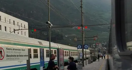 Chiede aiuto alla polizia per un posto dove dormire, ma si scopre che è ricercato: è finito in carcere