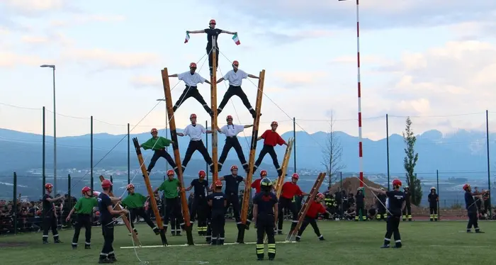 Revò, lo spettacolo delle manovre acrobatiche al campeggio degli allievi vigili del fuoco