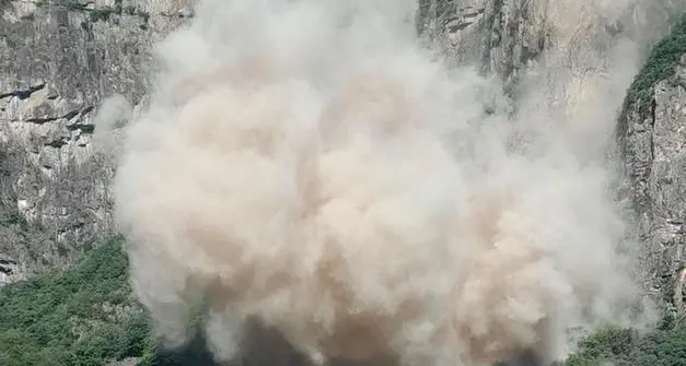 Vadena, crolla un pezzo di montagna: nessun ferito ma tanta paura