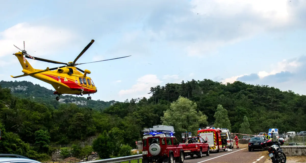Gardesana, violento scontro a Vezzano: ferito gravemente un motociclista di 57 anni